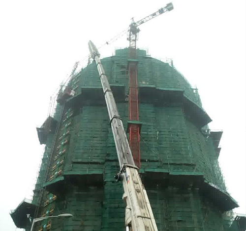 迎泽吊车在工地上作业